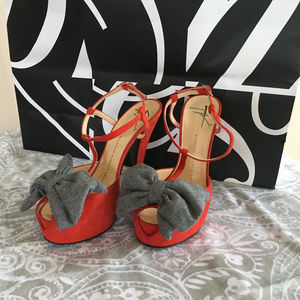 Monro T-strap Pumps Platforms